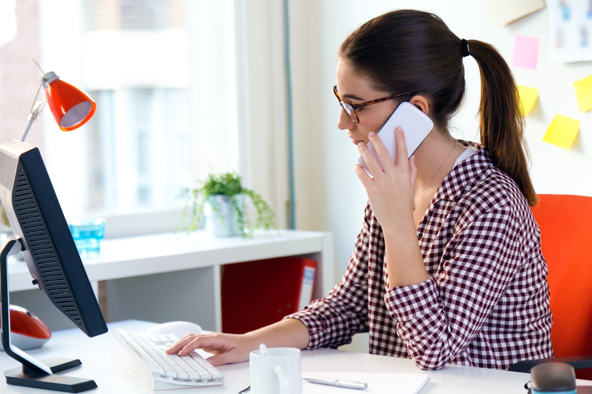 joven-mujer-usando-su-portatil-oficina